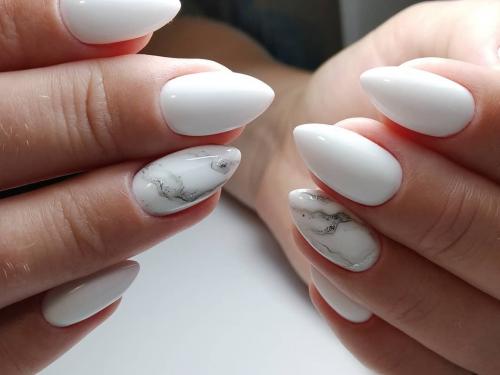 Белый маникюр с дизайном 2020