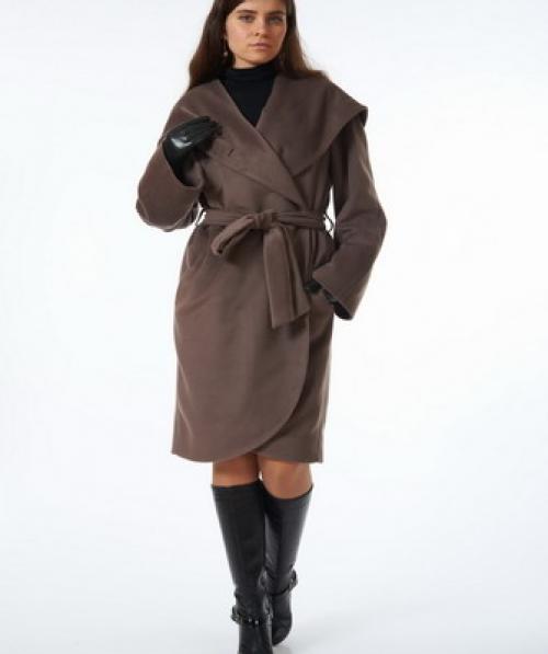 Как носить пальто с сапогами. С какой обувью носить женское пальто до колена? 03