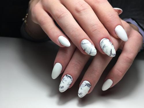 Белый маникюр с дизайном 2020