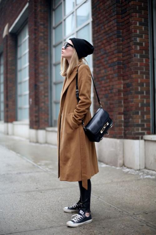 С какой обувью носить бежевое пальто. Какие фасоны пальто можно сочетать с кроссовками