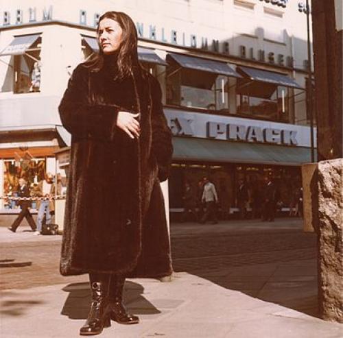 Шуба без рукавов с чем носить. Шуба без рукавов: модные модели, стильные образы 27