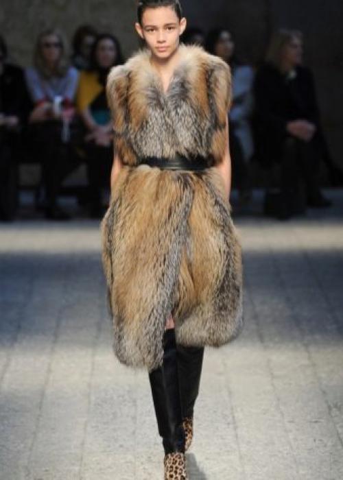 Шуба без рукавов с чем носить. Шуба без рукавов: модные модели, стильные образы 12
