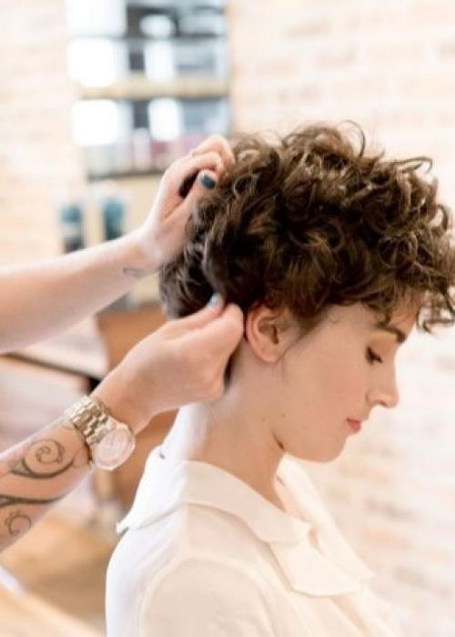 Стрижки на вьющиеся волосы 2019 женские. Красивые стрижки на средние кудрявые волосы 2019-2020 – идеальная длина для непослушных кудряшек 03