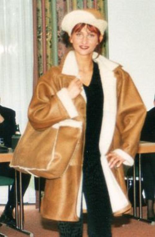 Шуба без рукавов с чем носить. Шуба без рукавов: модные модели, стильные образы 25