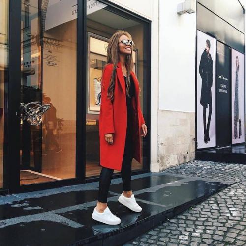 Приталенное пальто с кроссовками. Правильное сочетание цветов