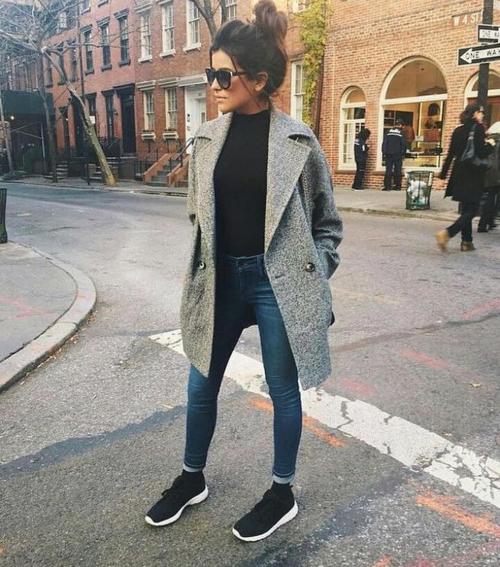 Приталенное пальто с кроссовками. Правильное сочетание цветов