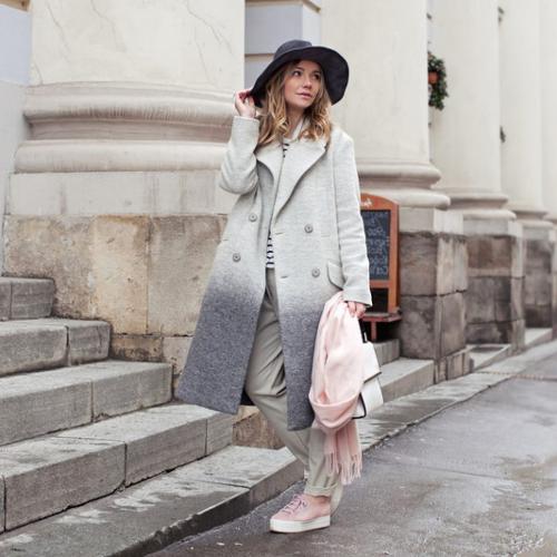 Короткое пальто с кроссовками. Какие модели пальто подходят