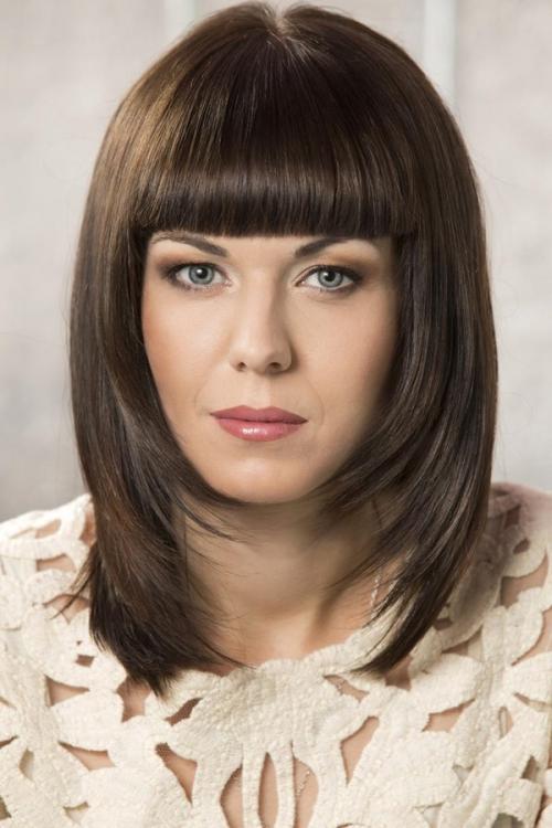 Ровная челка на средние волосы. Какую челку выбрать