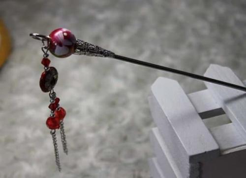 Как заколоть длинные волосы невидимками. Прически с невидимками: как красиво заколоть волосы средней длины, заколки на длинных волосах