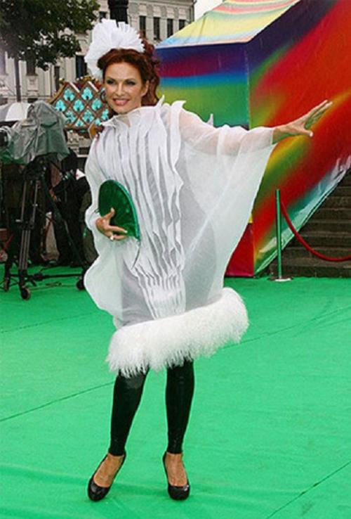 Самые дурацкие наряды. Самые нелепые и безвкусные наряды знаменитостей за вторую половину декабря 11 Самые дурацкие наряды. Самые нелепые и безвкусные наряды знаменитостей за вторую половину декабря 11