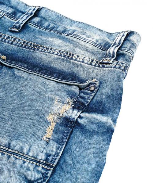 Как выбрать подходящий размер рваных джинсов для мужчины с черной косухой. Каковы особенности мужских рваных джинсов, с чем сочетаются