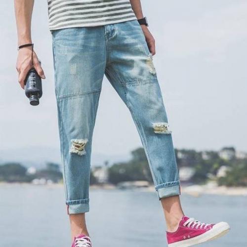 Как выбрать подходящий размер рваных джинсов для мужчины с черной косухой. Каковы особенности мужских рваных джинсов, с чем сочетаются
