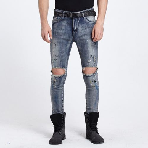 Как выбрать подходящий размер рваных джинсов для мужчины с черной косухой. Каковы особенности мужских рваных джинсов, с чем сочетаются