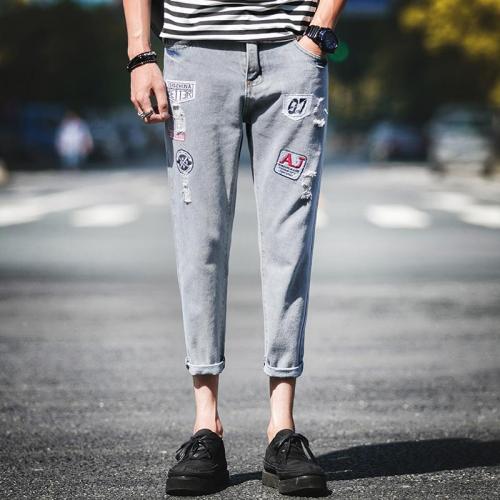 Как выбрать подходящий размер рваных джинсов для мужчины с черной косухой. Каковы особенности мужских рваных джинсов, с чем сочетаются