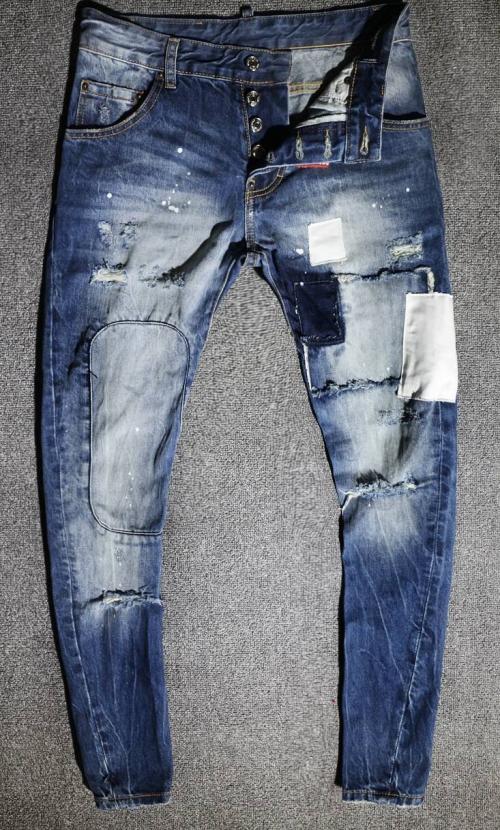 Как выбрать подходящий размер рваных джинсов для мужчины с черной косухой. Каковы особенности мужских рваных джинсов, с чем сочетаются