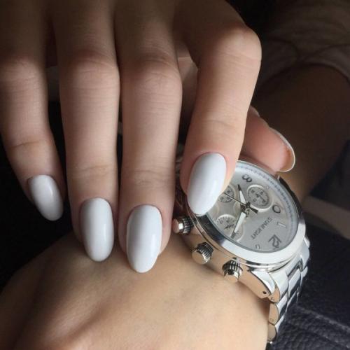 С какими аксессуарами лучше сочетать голубой, белый и синий маникюр. Идеи маникюра под синее платье