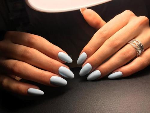 С какими аксессуарами лучше сочетать голубой, белый и синий маникюр. Идеи маникюра под синее платье