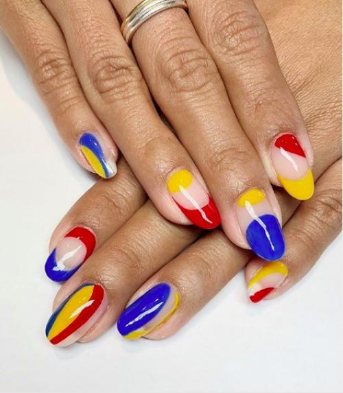 Можно ли комбинировать синий френч на белой базе с другими узорами. Сочетание синего френча с другими цветами и декором