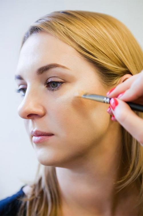 Каким способом лучше всего наносить и растушевывать скульптор для естественного эффекта. Шаг .  Высветление