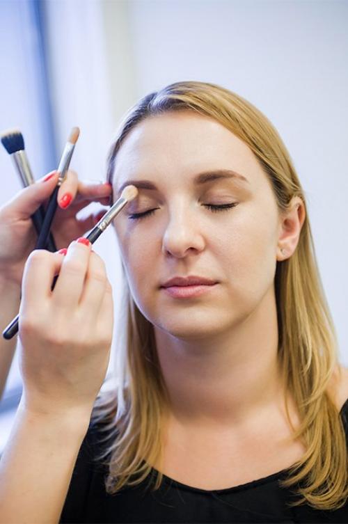 Идеальные контуры: как наносить скульптор на овальное лицо 10