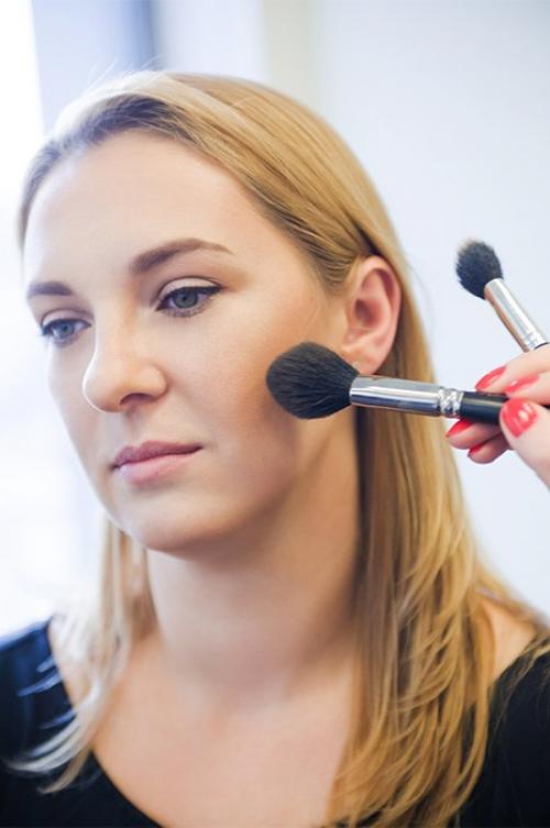 Идеальные контуры: как наносить скульптор на овальное лицо 14