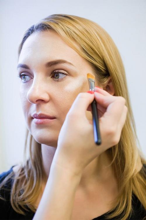 Каким способом лучше всего наносить и растушевывать скульптор для естественного эффекта. Шаг .  Высветление