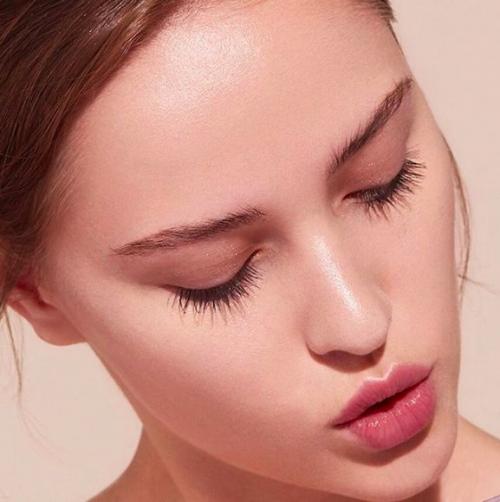 Как использовать хайлайтер для создания эффекта подтянутости круглого лица. Хайлайтер: подробное бьюти-досье