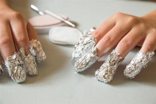 Как снять фольгу после нанесения гель-лака. Снятие гель-лака и наращенных ногтей с использованием фольги