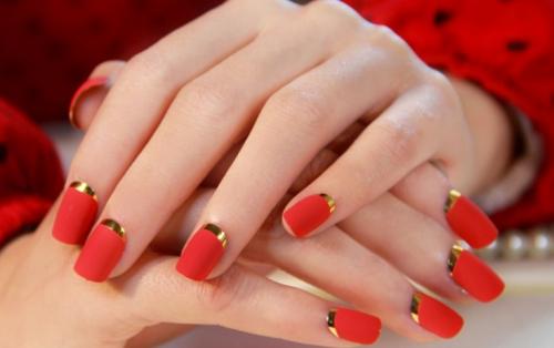 Маникюр красный с черным и золотым. Красно-золотой френч