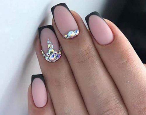 Маникюр с черным френчем и стразами. Дизайн ногтей с черным френчем