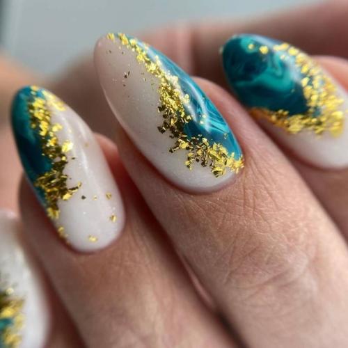 Как выбрать подходящий цвет и дизайн фольги для маникюра. Маникюр с фольгой: фото новинки и модные тенденции 2025 красивого дизайна золотой и серебряной фольгой коротких ногтей