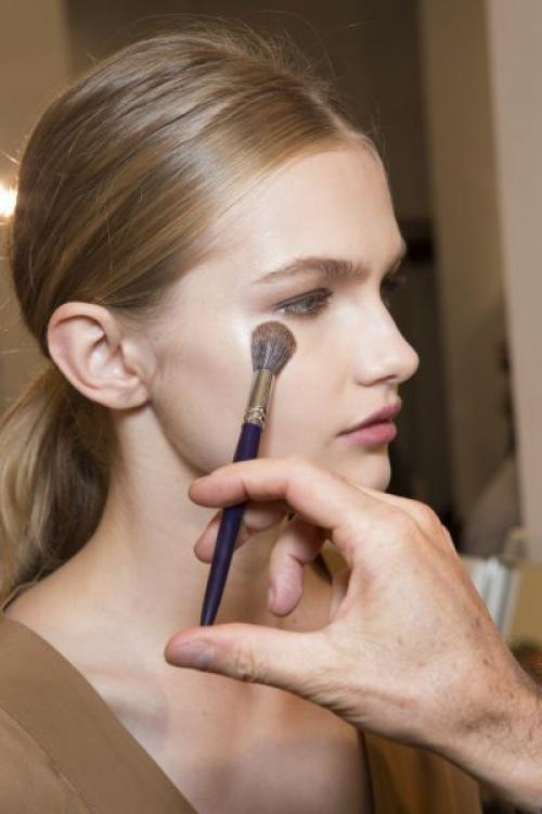 Для чего нужна база для лица. Как наносить основу под макияж?