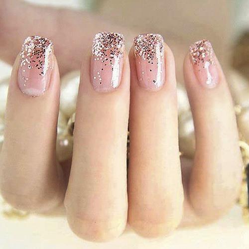 Правильно наносим блестки на шеллак. Блестки в различных маникюрных композициях