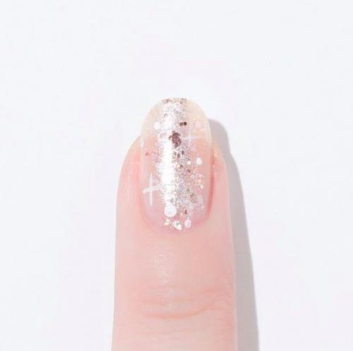 Крупные блестки на ногтях. Маникюр с блестками-2021-2022: модные тенденции