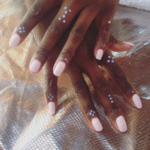 Крупные блестки на ногтях. Маникюр с блестками-2021-2022: модные тенденции