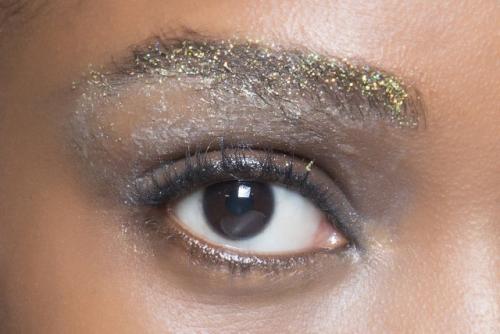 Можно ли клеить стразы на базу. Как приклеить стразы или глиттер?