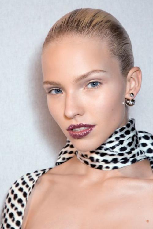 Можно ли клеить стразы на базу. Как приклеить стразы или глиттер?