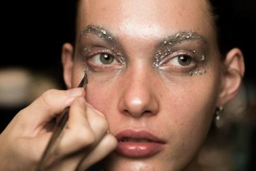 Можно ли клеить стразы на базу. Как приклеить стразы или глиттер?