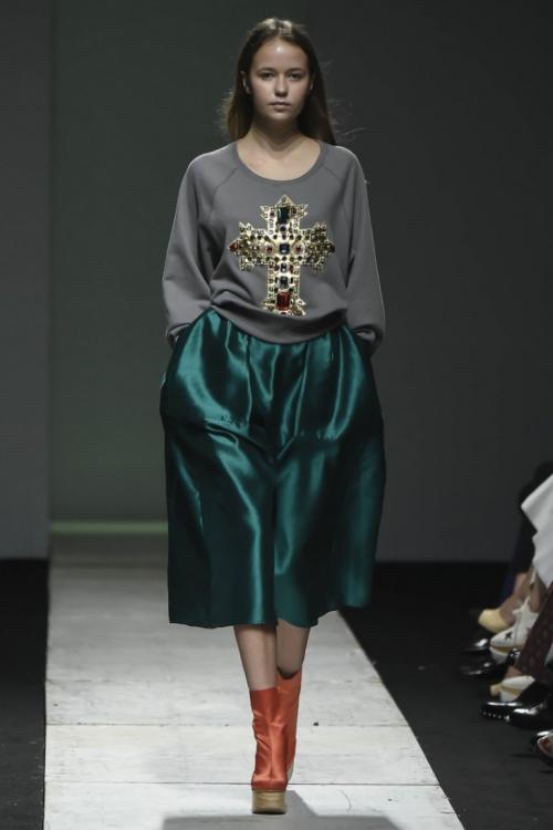 Зеленая юбка миди с чем носить. Зеленая юбка – с чем лучше носить и как под нее подобрать свой гардероб. 88 фото-идей