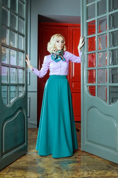 Зеленая юбка миди с чем носить. Зеленая юбка – с чем лучше носить и как под нее подобрать свой гардероб. 88 фото-идей