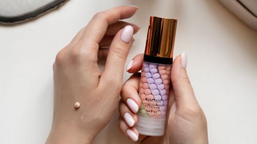 Что наносится первым база или праймер. Как наносить базу под макияж?