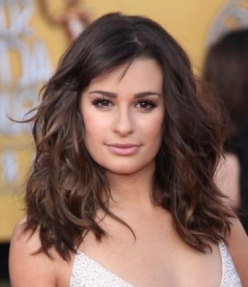 Стрижки для вьющихся волос без укладки 2022. Модные красивые женские стрижки на вьющиеся волосы средней длины: с челкой и без не требующие укладки. Новинки 2023