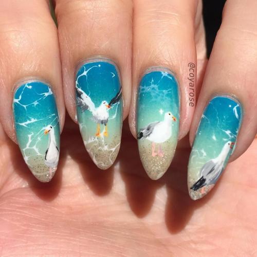 Берегите свои руки: маникюр белого и голубого морского цвета 15