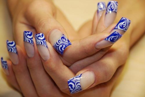 Берегите свои руки: маникюр белого и голубого морского цвета 25