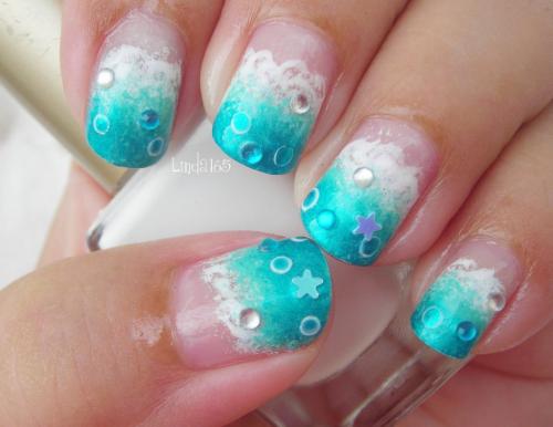 Берегите свои руки: маникюр белого и голубого морского цвета 16