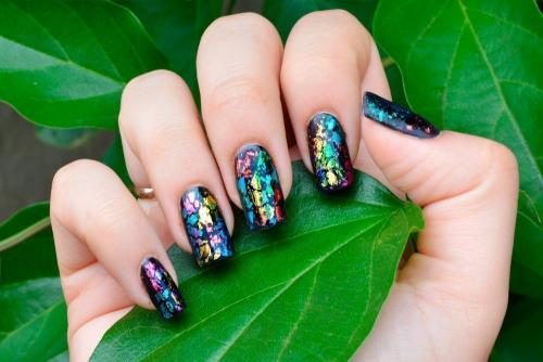 Берегите свои руки: маникюр белого и голубого морского цвета 11