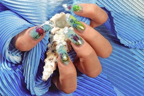 Берегите свои руки: маникюр белого и голубого морского цвета 24