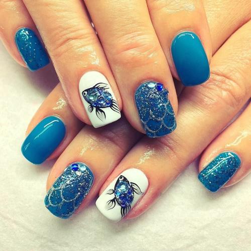 Берегите свои руки: маникюр белого и голубого морского цвета 23