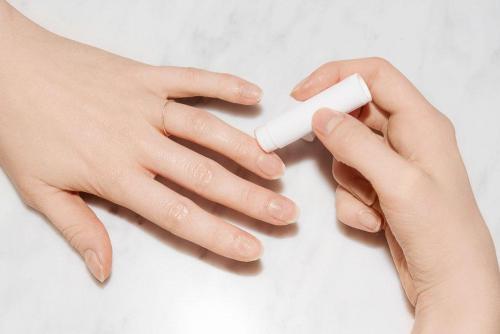 Как определить, что кутикула начала сохнуть. Почему сохнет кутикула: причины появления, как определить и исправить проблему (полезные советы)