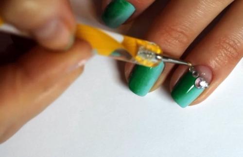 Как приклеить стразы на ногти, чтобы долго держались. Советы для маникюра в домашних условиях